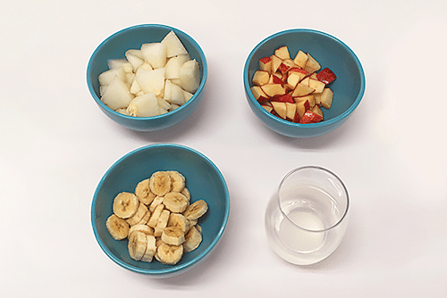 Tigelas com melão, maçã, banana e água de coco